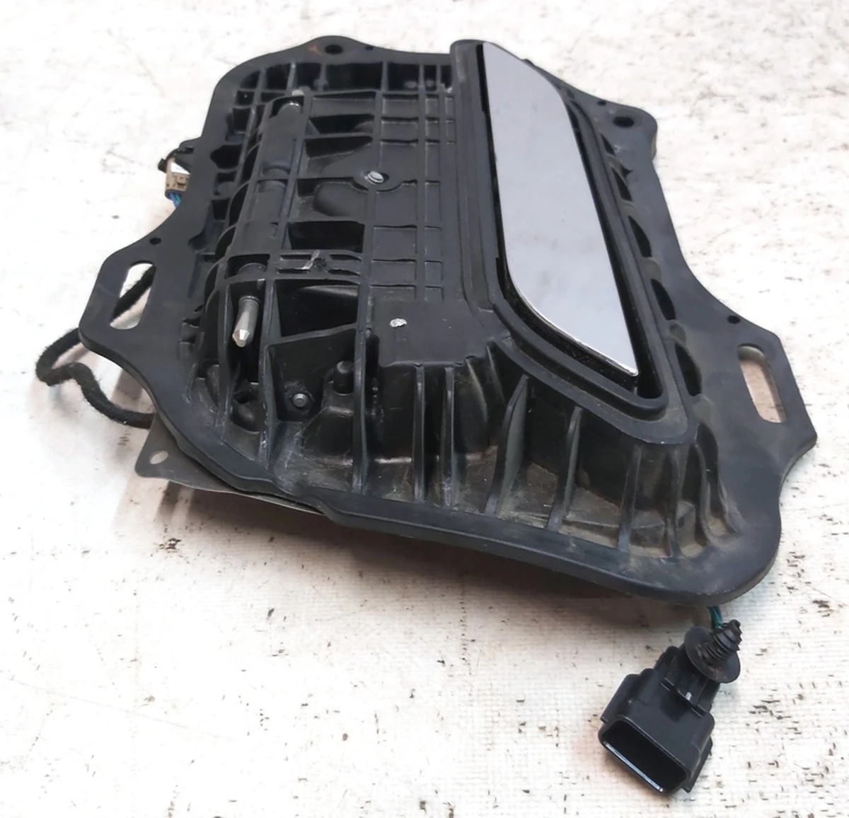 1 Механізм ручки зовнішньої задньої лівої GEN1 у зборі з хромом та внутрішньою пластиною Tesla model S 1135722-S0-A