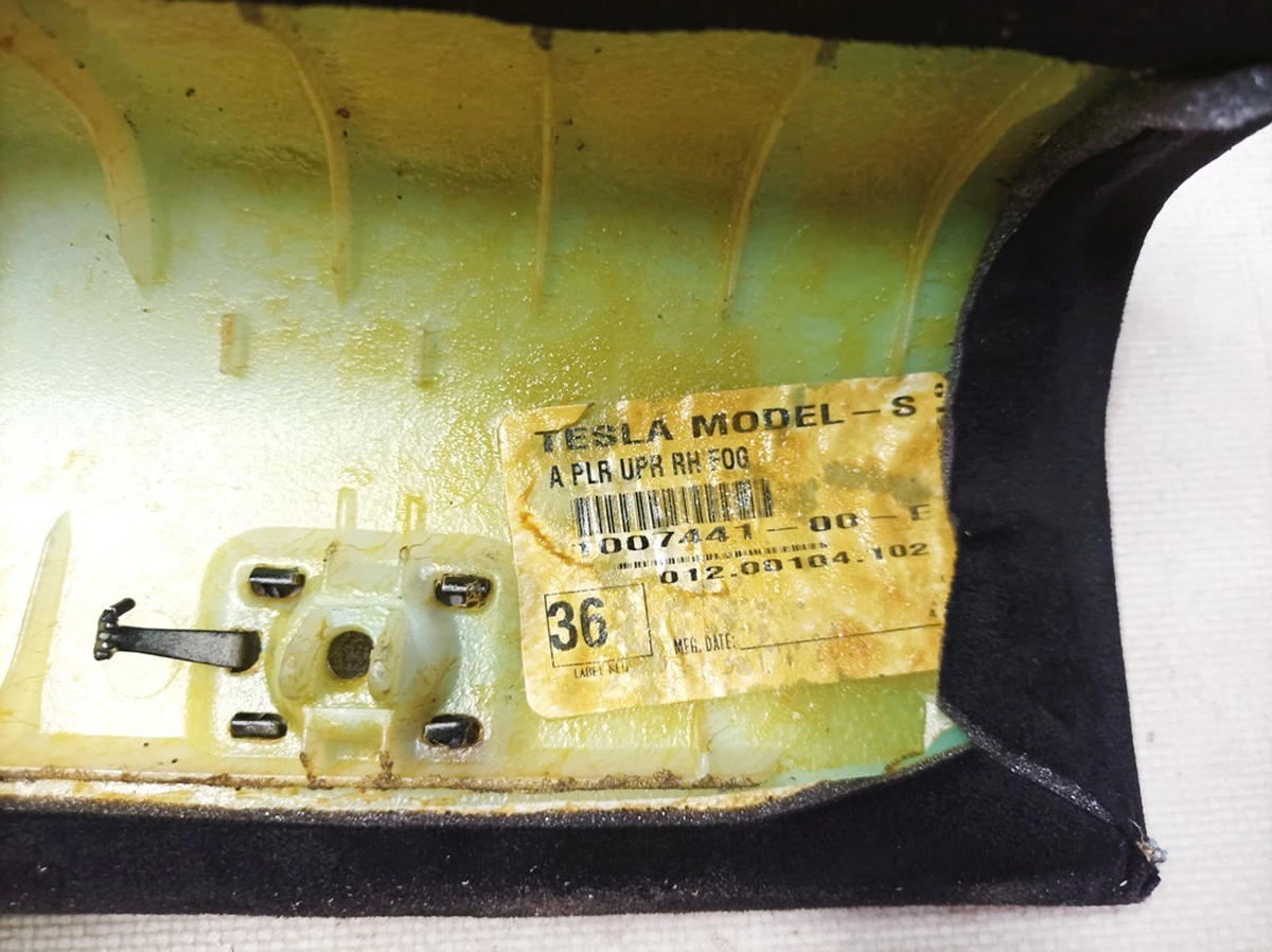 1 Облицювання стійки A права ( перетягнута «велюр» Black ) Tesla model S, model S REST 1007441-00-E