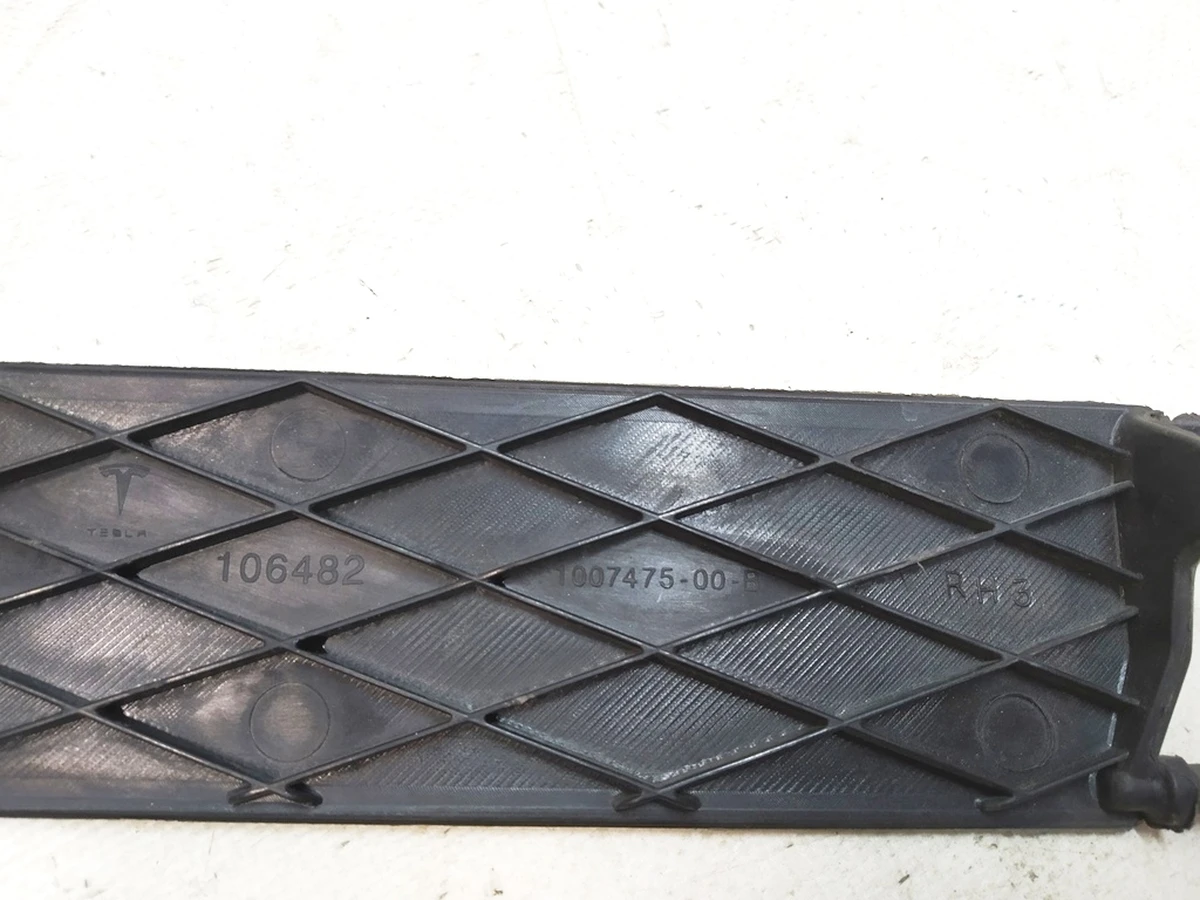 3 Лопать люверса правого активного RH3 Tesla Model S 1007269-00-F