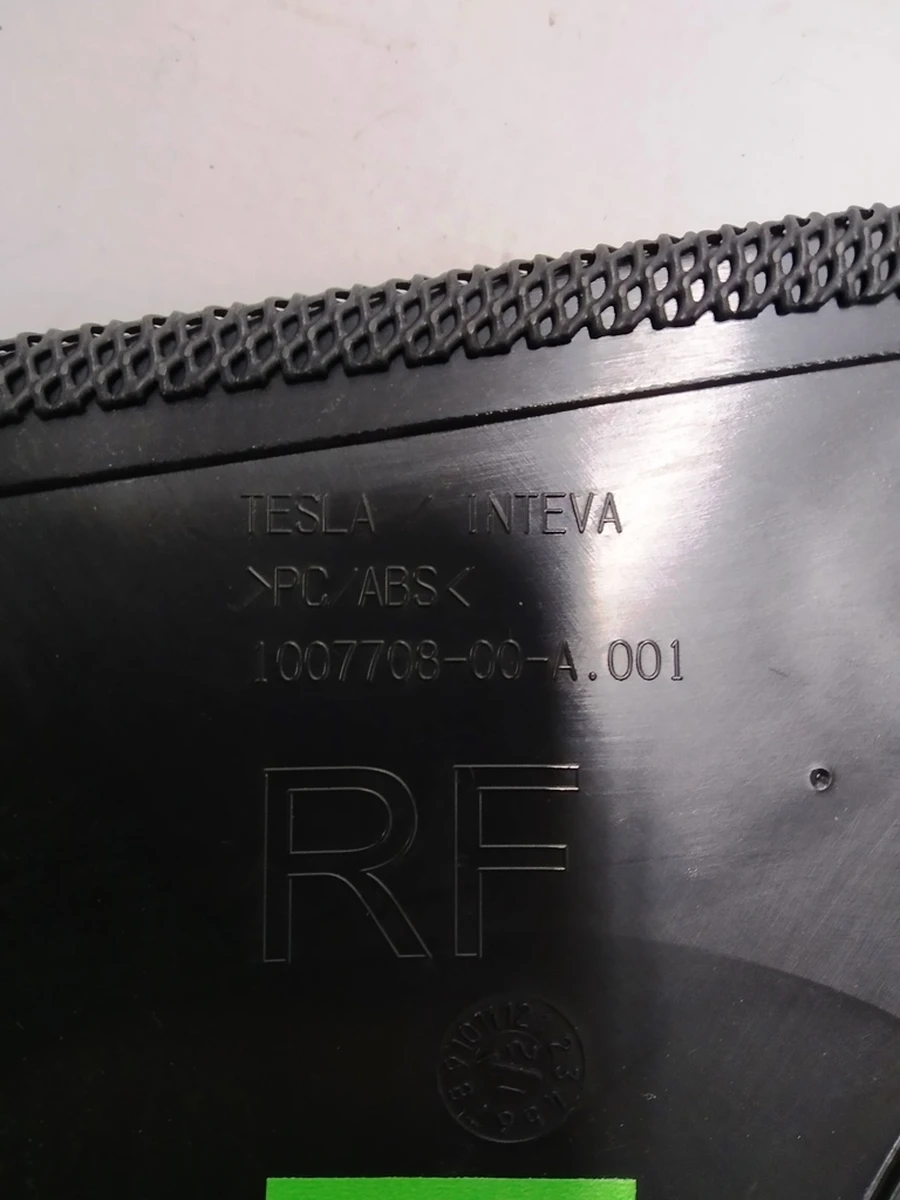 38 ASY SPEAKER GRILL DOOR FR RH Tesla model S, model S REST 1007708-00-C