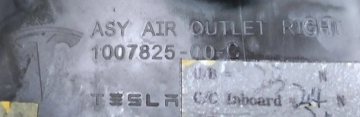 9 Повітропровід центральної панелі пасажирський правий (з пошкодженнями) Tesla model X S REST 1096880-00-B