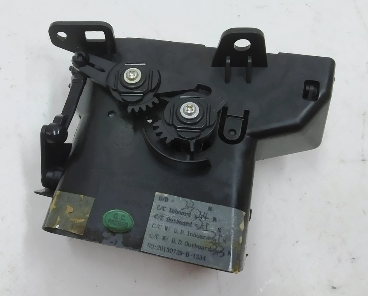 9 Повітропровід центральної панелі пасажирський правий (з пошкодженнями) Tesla model X S REST 1096880-00-B