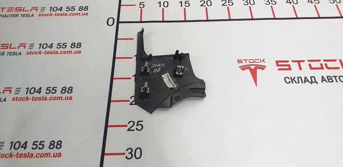 23 Декоративні накладки центр. панелі права водія OBECHE OPEN PORE VERTICAL Tesla model S 1004518-05-F