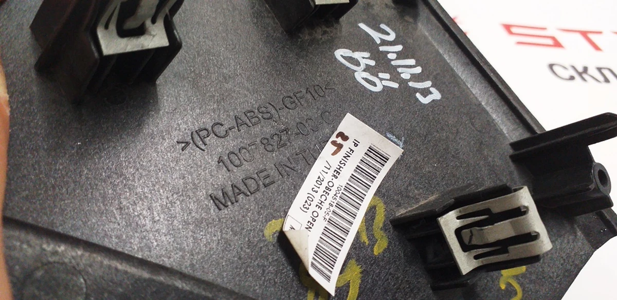 23 Декоративні накладки центр. панелі права водія OBECHE OPEN PORE VERTICAL Tesla model S 1004518-05-F