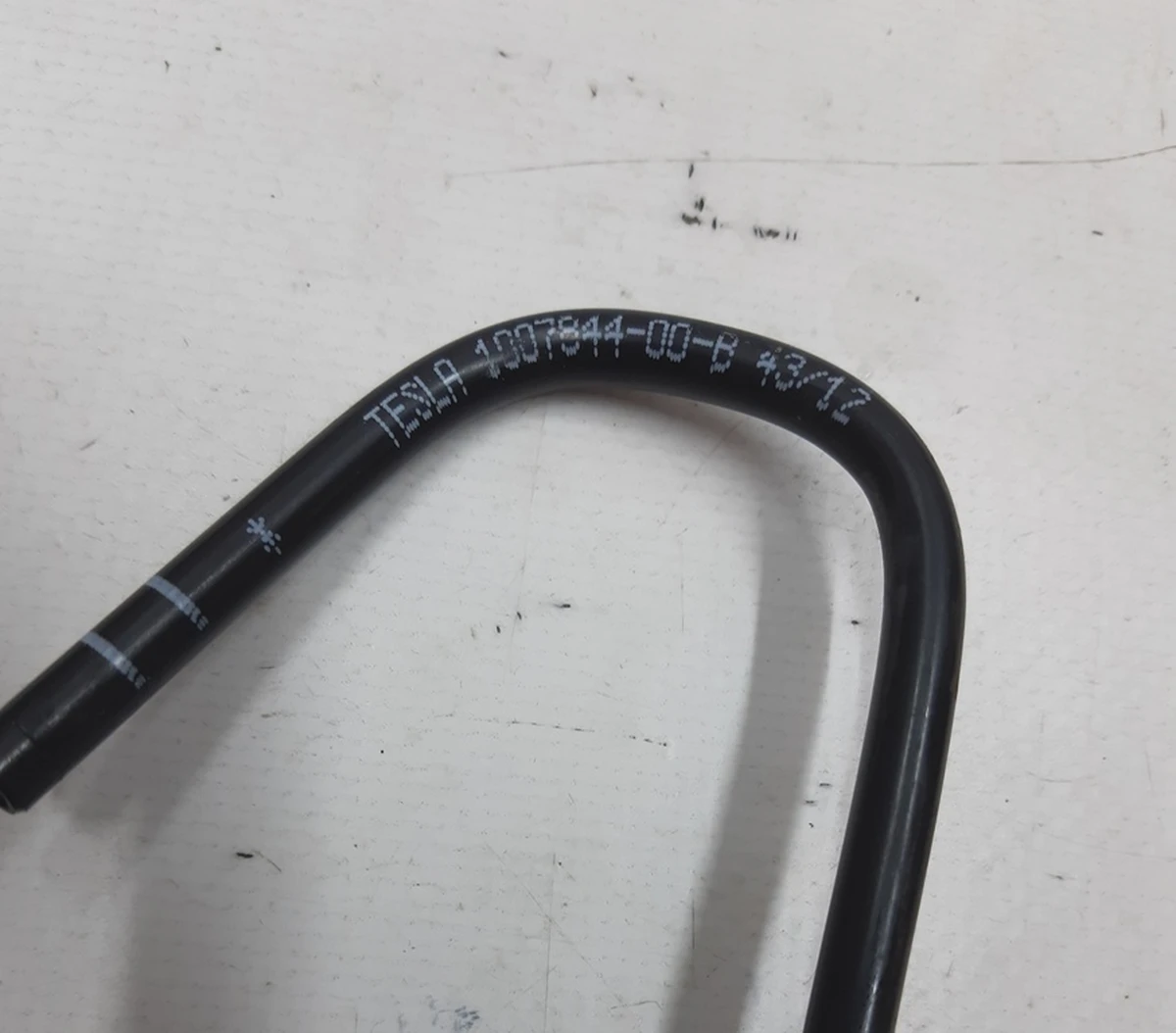 4 Трубка блоку клапанів пневмопідвіски (мала) Tesla model S 1007844-00-B