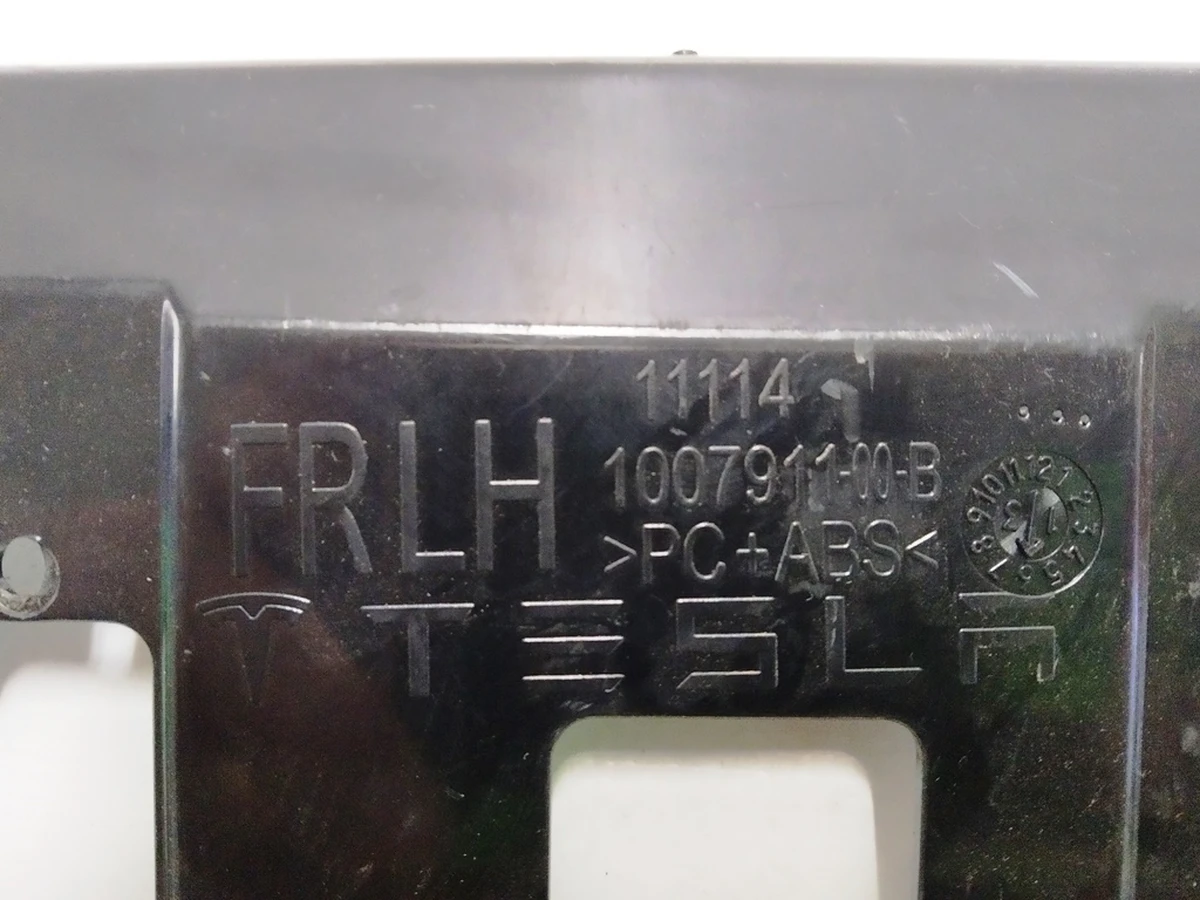 Кронштейн кріплення блоку керування склопід. та дзеркалами двері передньої лівої Tesla model S 1007911-00-B