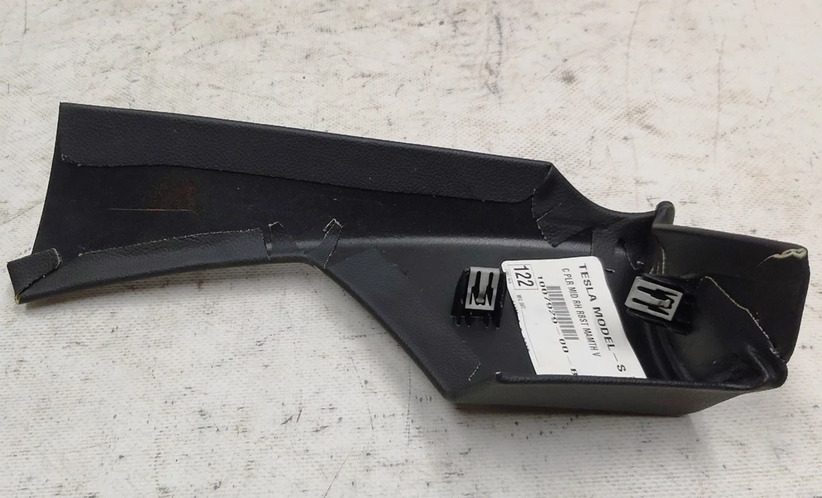 20 Накладка ремня безопасности стойки С правой RBST MAMTH V с повреждением Tesla model S 1024732-00-B