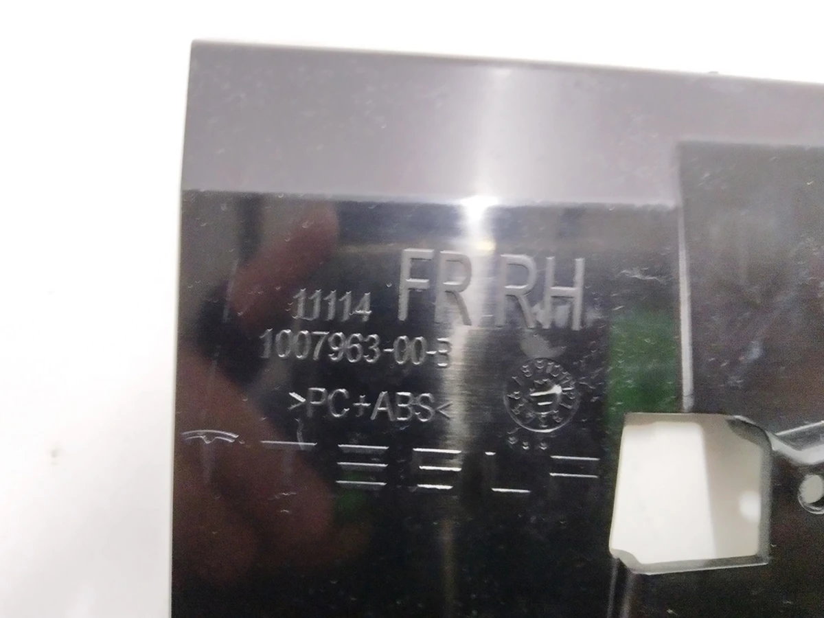 Кронштейн крепления блока управления стеклопод. и зеркалами двери передней правой Tesla model S 1007963-00-C