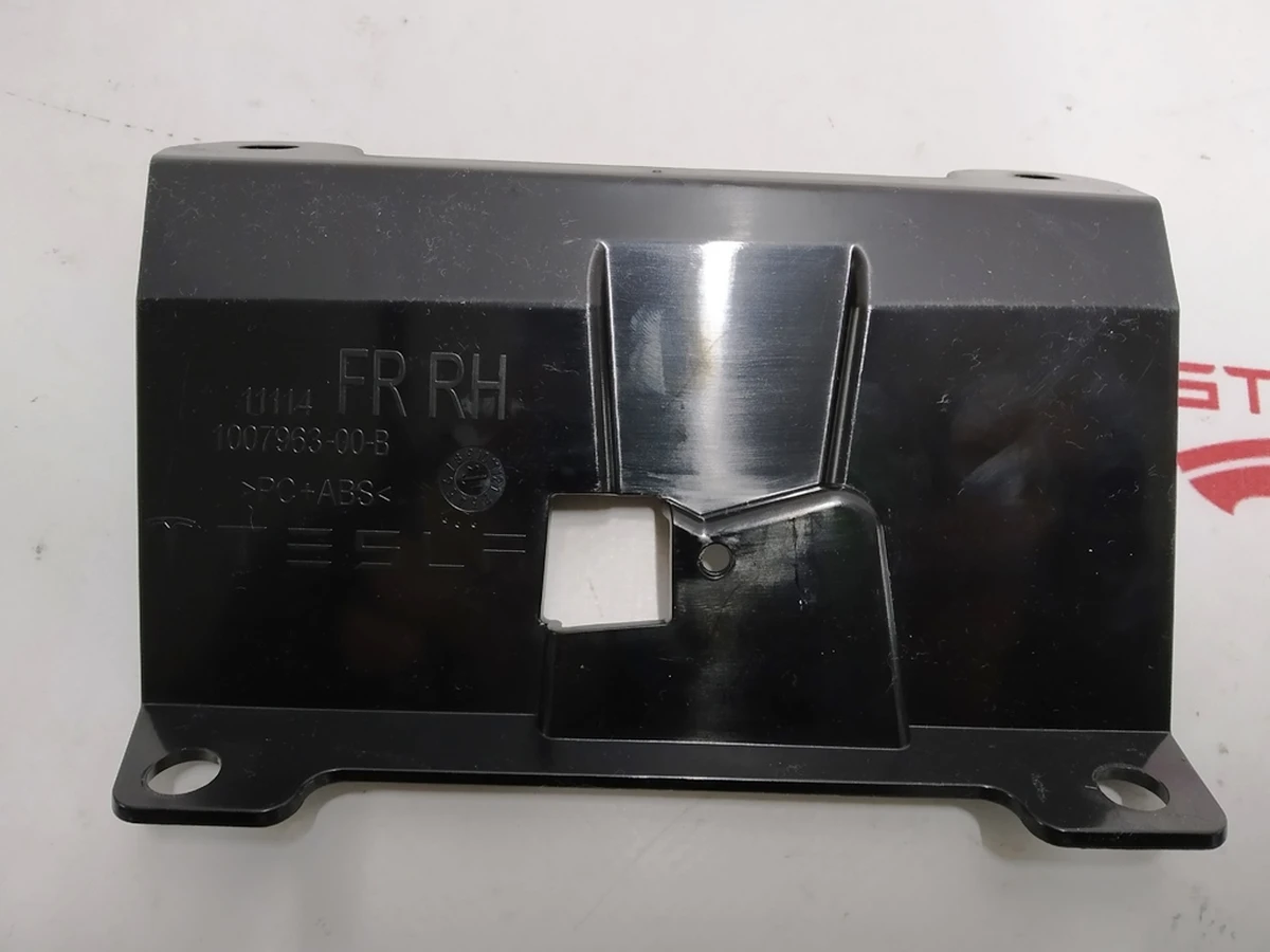 Кронштейн крепления блока управления стеклопод. и зеркалами двери передней правой Tesla model S 1007963-00-C