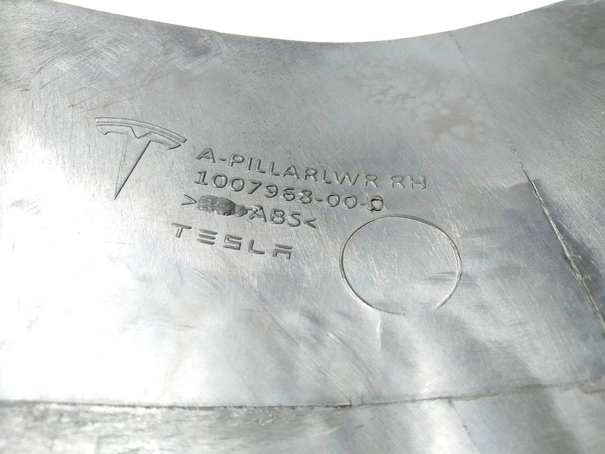 8 Облицювання порогу стійки А нижня права з пошкодженням Tesla model S 1010669-00-F