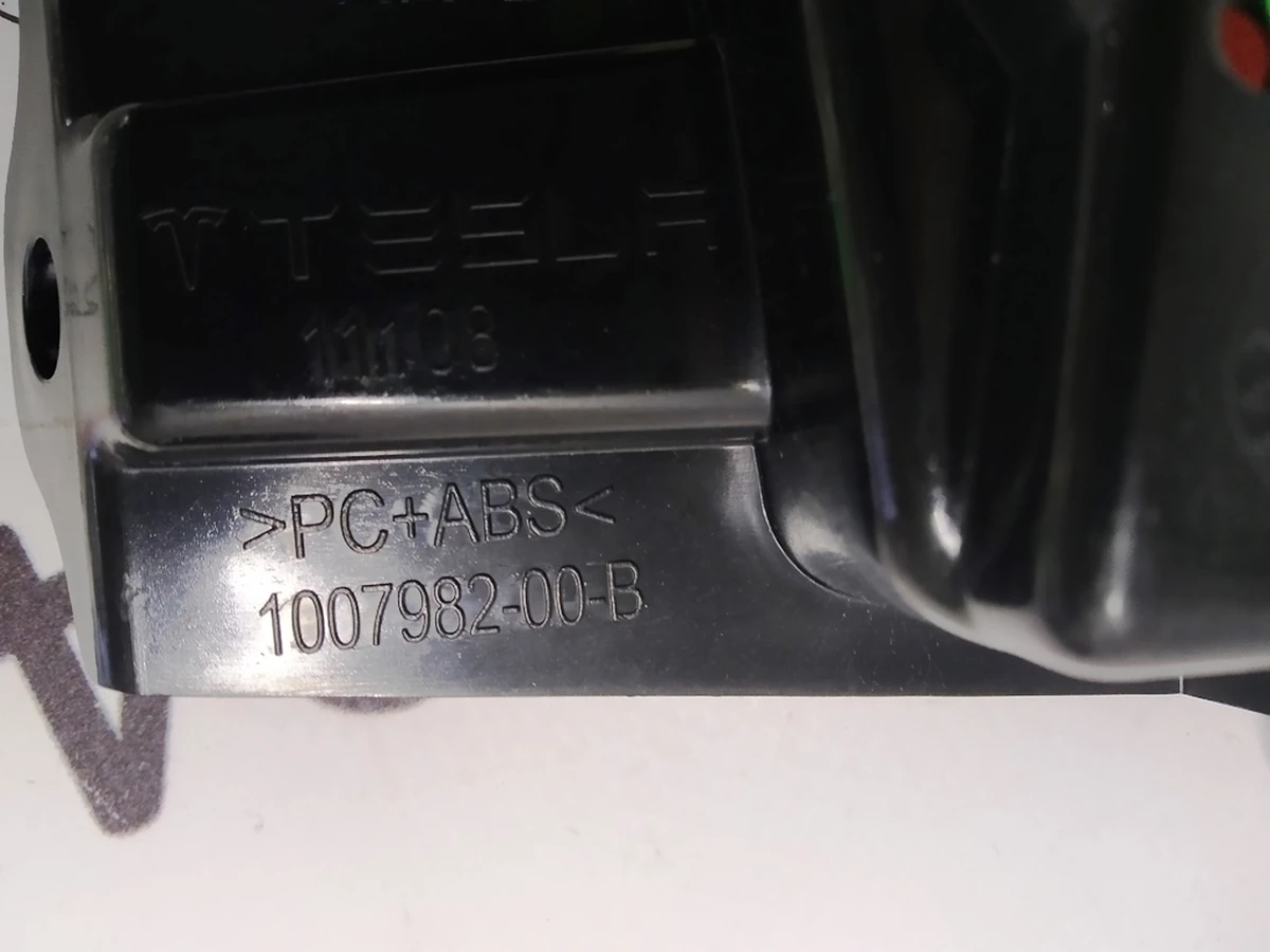 Кронштейн кріплення кнопки склопідйомника двері задньої лівої Tesla model S, model S REST 6006133-11-L