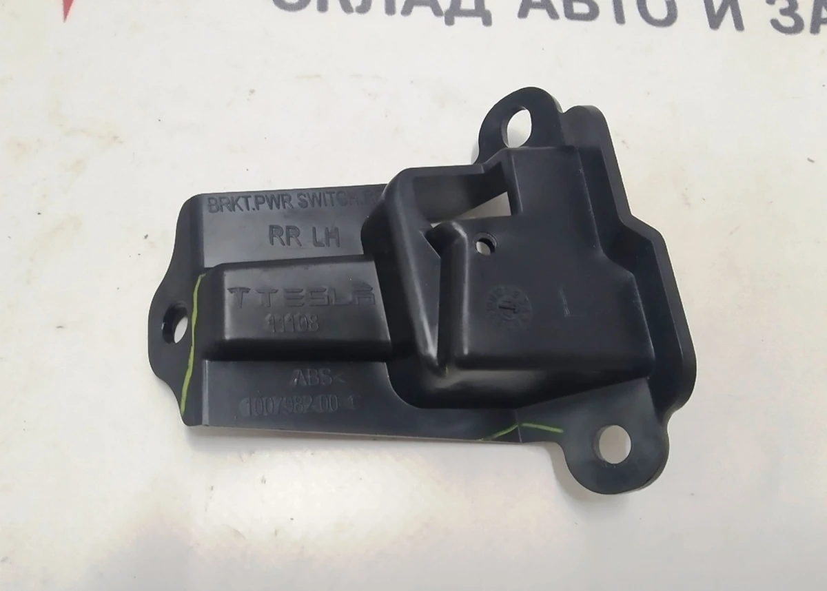 Кронштейн крепления кнопки стеклоподъемника двери задней левой Tesla model S, model S REST 6006133-11-L