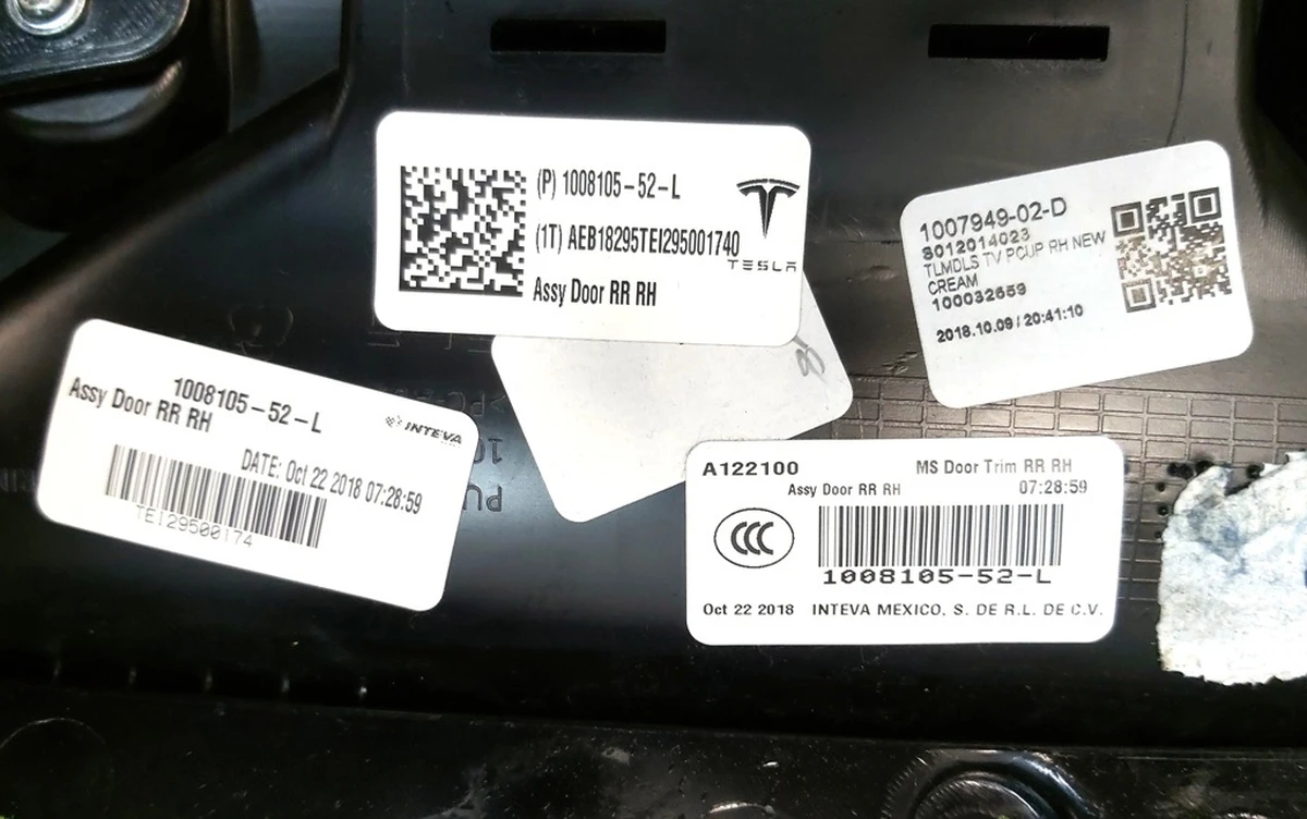 4 DR RR RH PURB/G/PUR13/PVCB CREAM PREM without molding (damaged) Tesla model S REST 1008105-52-L