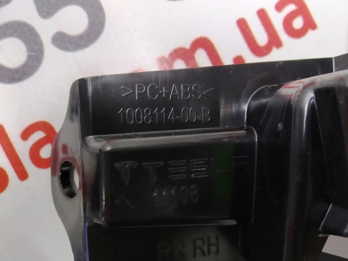 Кронштейн крепления кнопки стеклоподъемника двери задней правой Tesla model S, model S REST 1008114-00-C