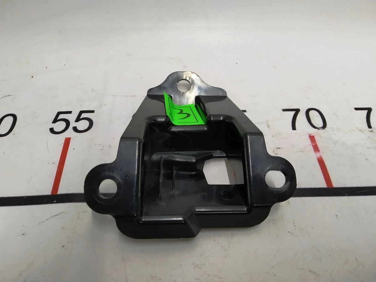 Кронштейн крепления кнопки стеклоподъемника двери задней правой Tesla model S, model S REST 1008114-00-C