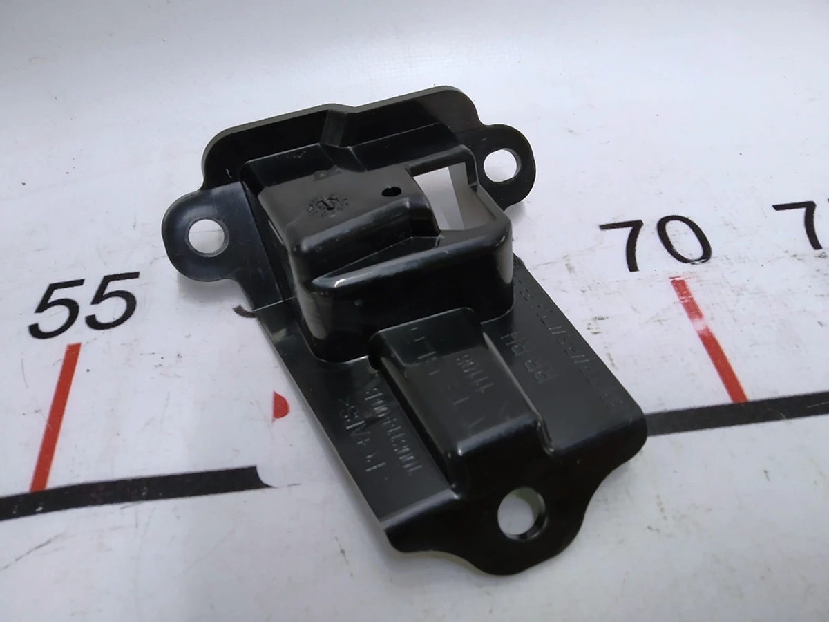 Кронштейн кріплення кнопки склопідйомника двері задньої правої Tesla model S, model S REST 1008114-00-C