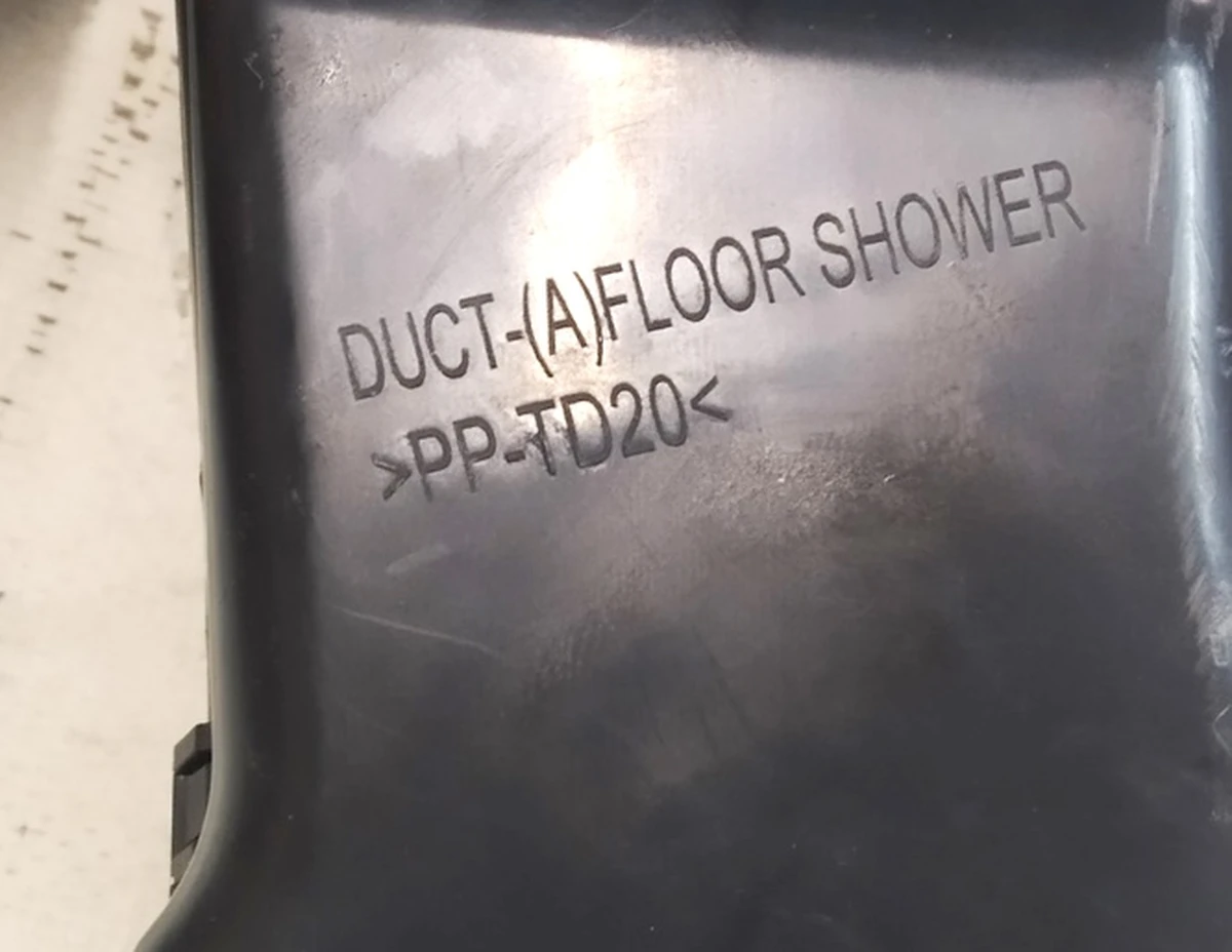 1 Повітропровід центральної панелі верхній (на скло DEFROST) без термодатчика Tesla Model S, Model S REST, Model X 1008282-00