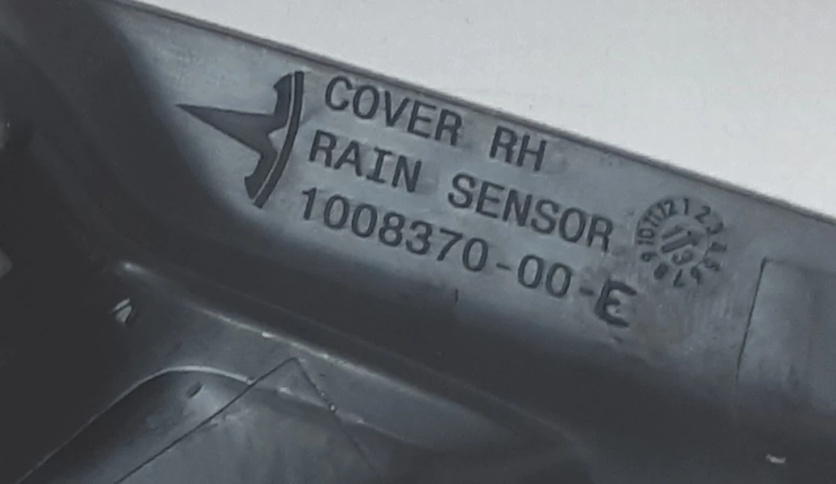 8 Облицовка кронштейна зеркала заднего вида правая Tesla model S 1008370-00-F