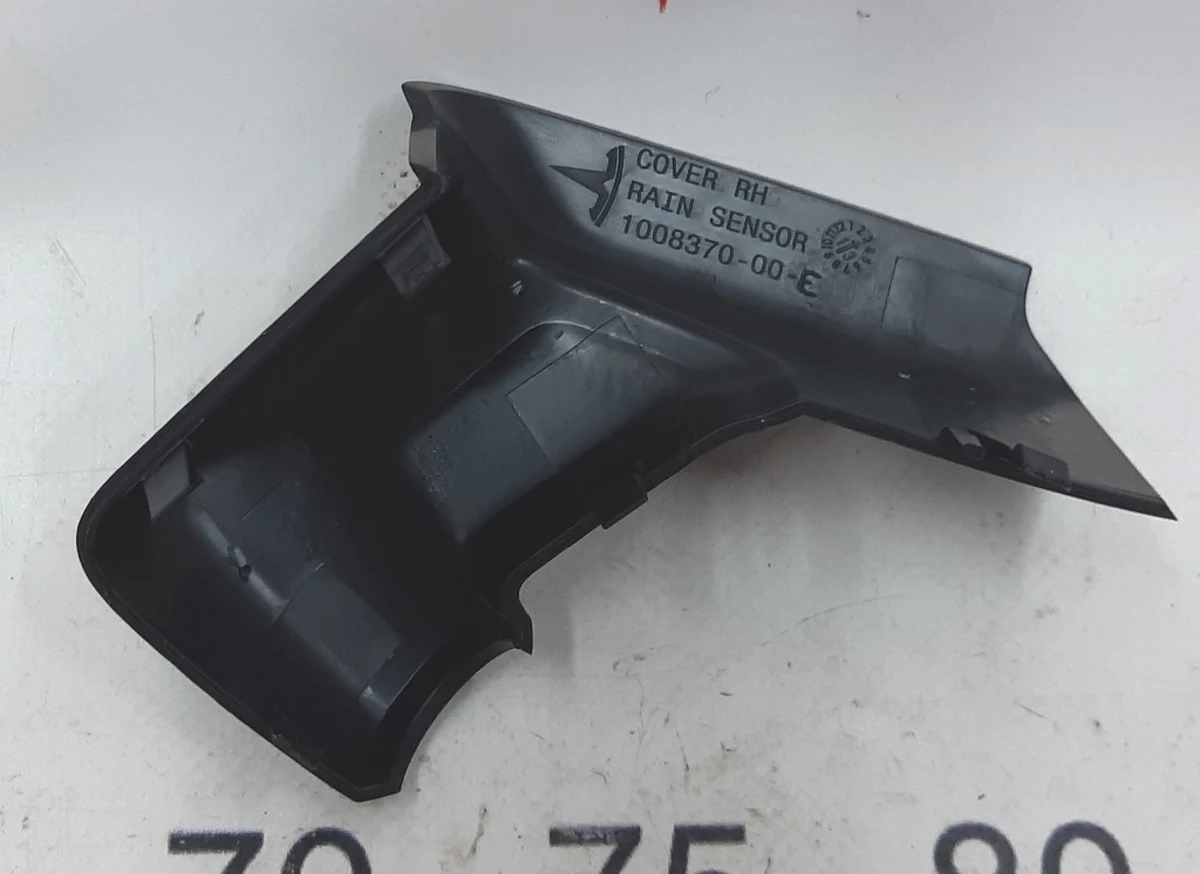 8 Облицовка кронштейна зеркала заднего вида правая Tesla model S 1008370-00-F