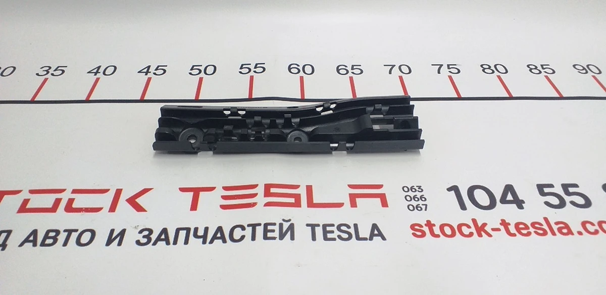 15 A-PILLAR DRAIN TUBE MOUNTING BRACKET - LEFT Tesla model S, model S REST 1008371-00-E