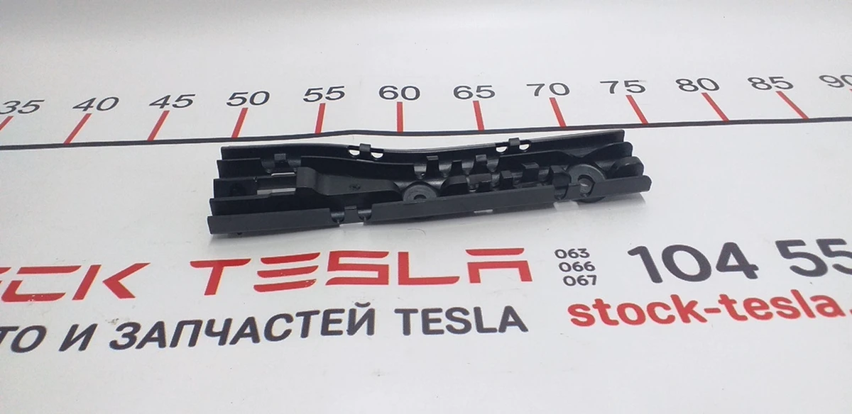 16 A-PILLAR DRAIN TUBE MOUNTING BRACKET - RIGHT Tesla model S, model S REST 1008372-00-E