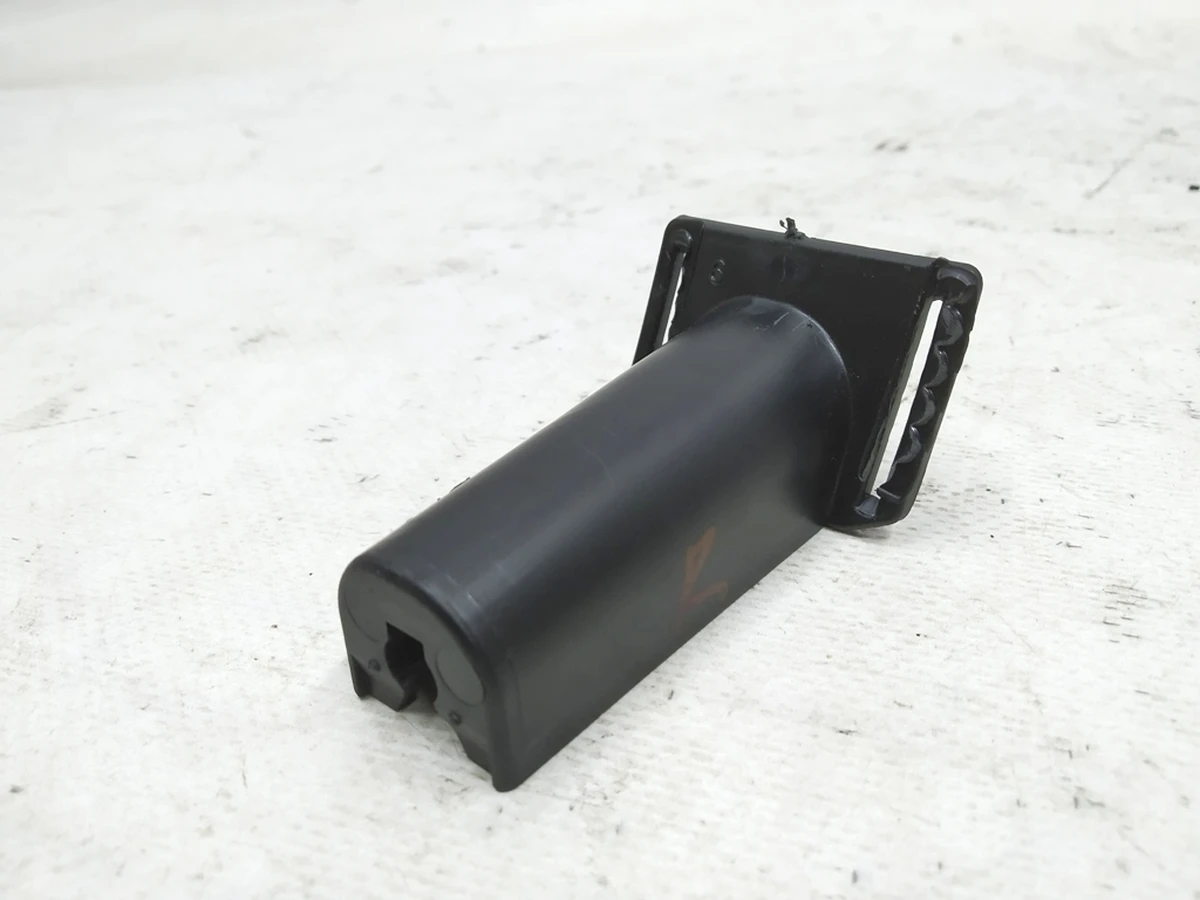 Кронштейн-кріплення облицювання салону правий Tesla model S 1008718-07-B