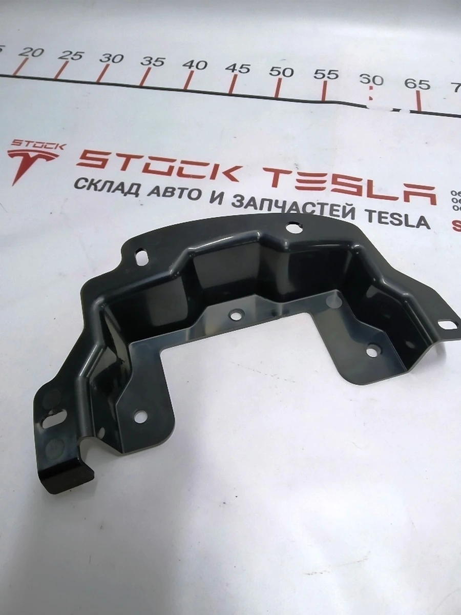 4 Кронштейн модулей стояночного тормоза и управления подсветкой Tesla model S, model S REST 1051906-00-A