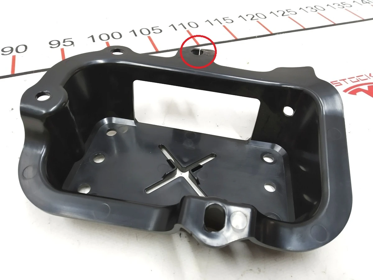 3 Кронштейн кріплення блоку керування ECU PARK ASSIST із пошкодженням Tesla model S 1008903-00-B