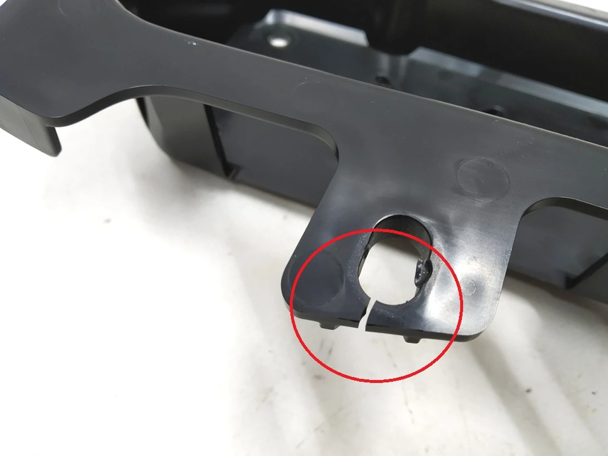 3 Кронштейн кріплення блоку керування ECU PARK ASSIST із пошкодженням Tesla model S 1008903-00-B