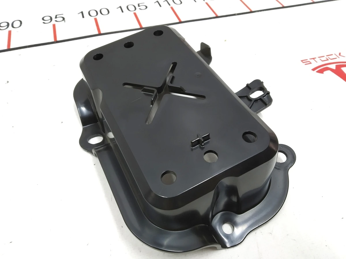 3 Кронштейн кріплення блоку керування ECU PARK ASSIST із пошкодженням Tesla model S 1008903-00-B