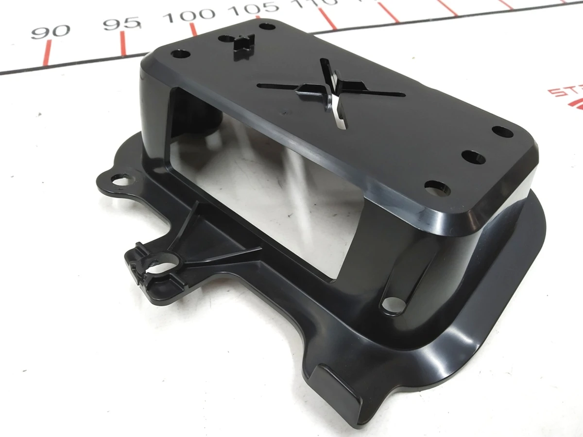 3 Кронштейн кріплення блоку керування ECU PARK ASSIST із пошкодженням Tesla model S 1008903-00-B