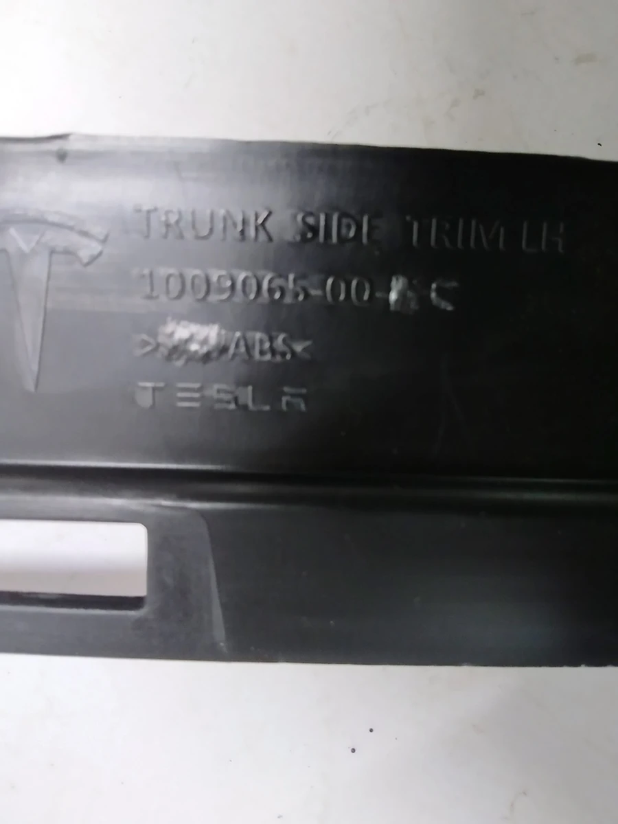 6 Накладка багажного отвору внутрішня ліва Tesla model S, model S REST 1010830-00-B