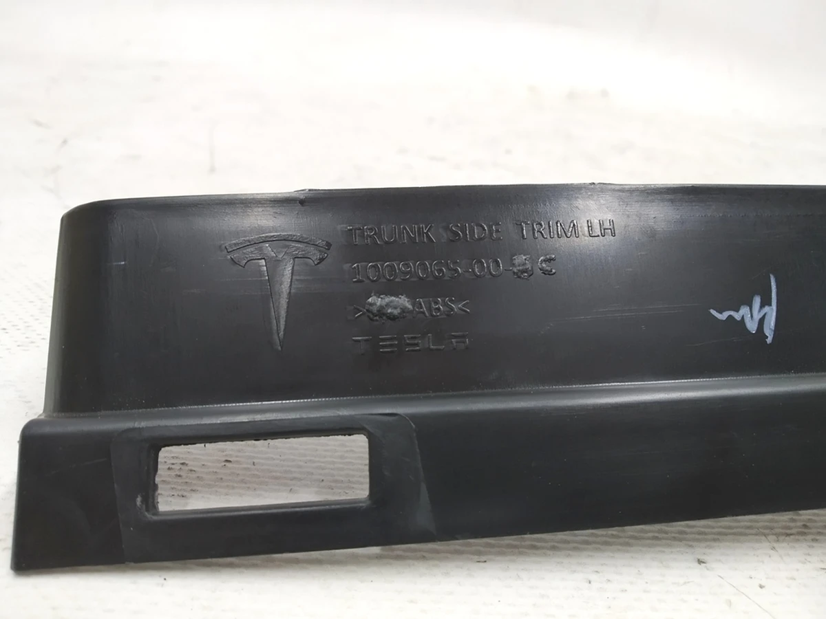 6 Luggage compartment lid, inner left, damaged Tesla model S, model S REST 1010830-00-B