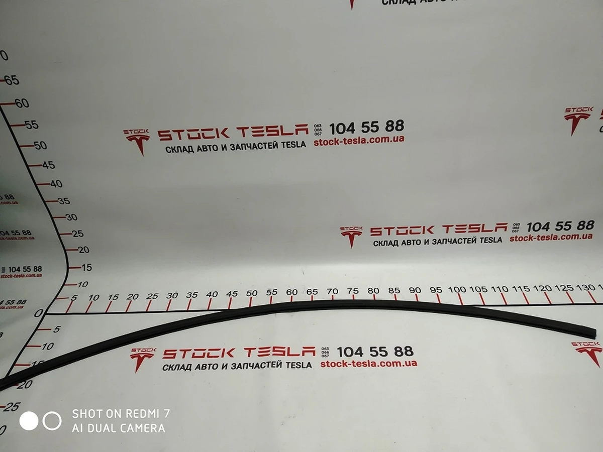 2 Ущільнювач заднього капота Tesla model S 1009153-00-A