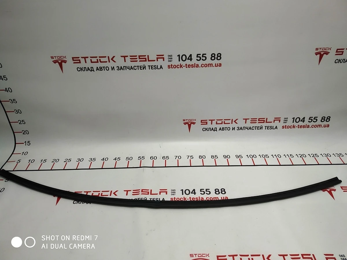2 Ущільнювач заднього капота Tesla model S 1009153-00-A
