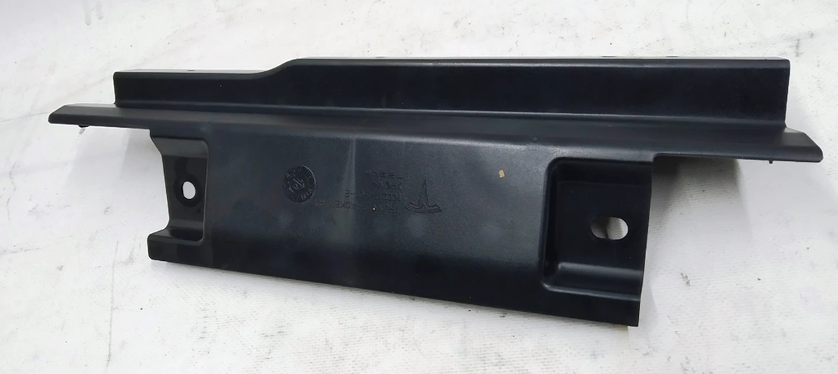 Кронштейн задний правый для ковровой дорожки Tesla model S, model S REST 1009174-00-E