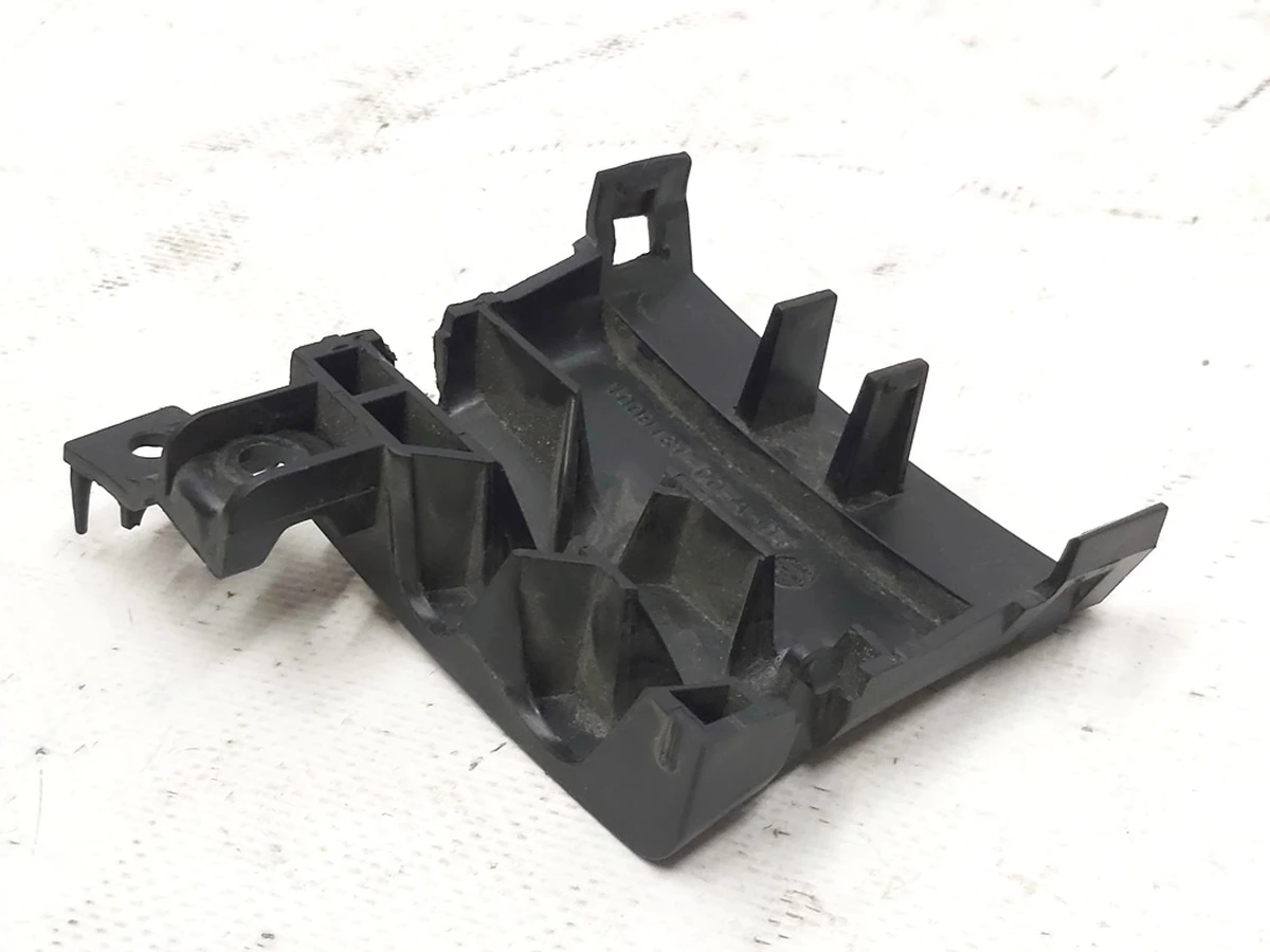 7 Крышка-фиксатор низковольтного разъема высоковольтной батареи с повреждением Tesla model X S REST 1009181-00-A