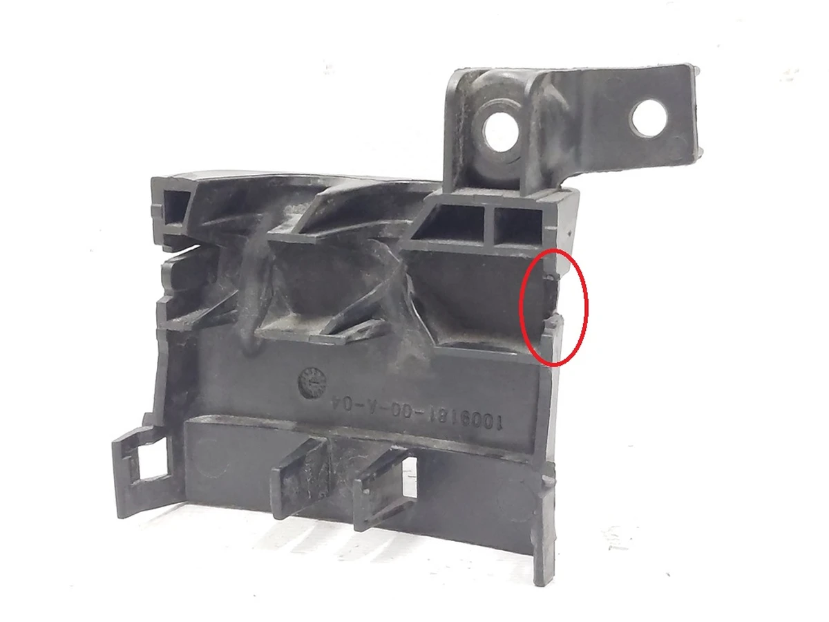 7 Крышка-фиксатор низковольтного разъема высоковольтной батареи с повреждением Tesla model X S REST 1009181-00-A