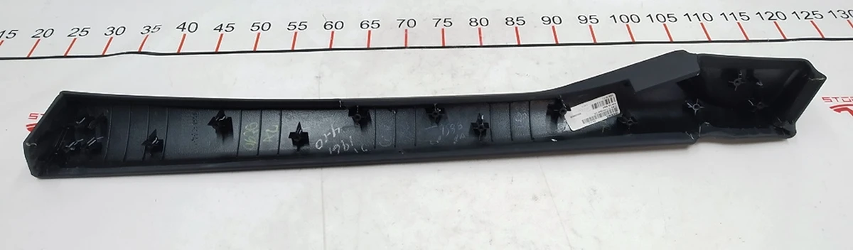 33 Накладка внут. верх. карты двери передней левой (PUR 12A BLACK, гладкая кожа) Tesla model S, model S REST 1009305-02-E