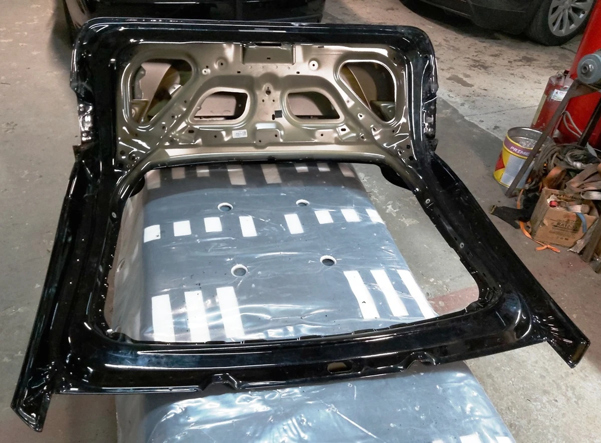 10 Кришка багажника (ляда) PBSB дрібні вм'ятини на корпусі Tesla model X 1069546-E0-A