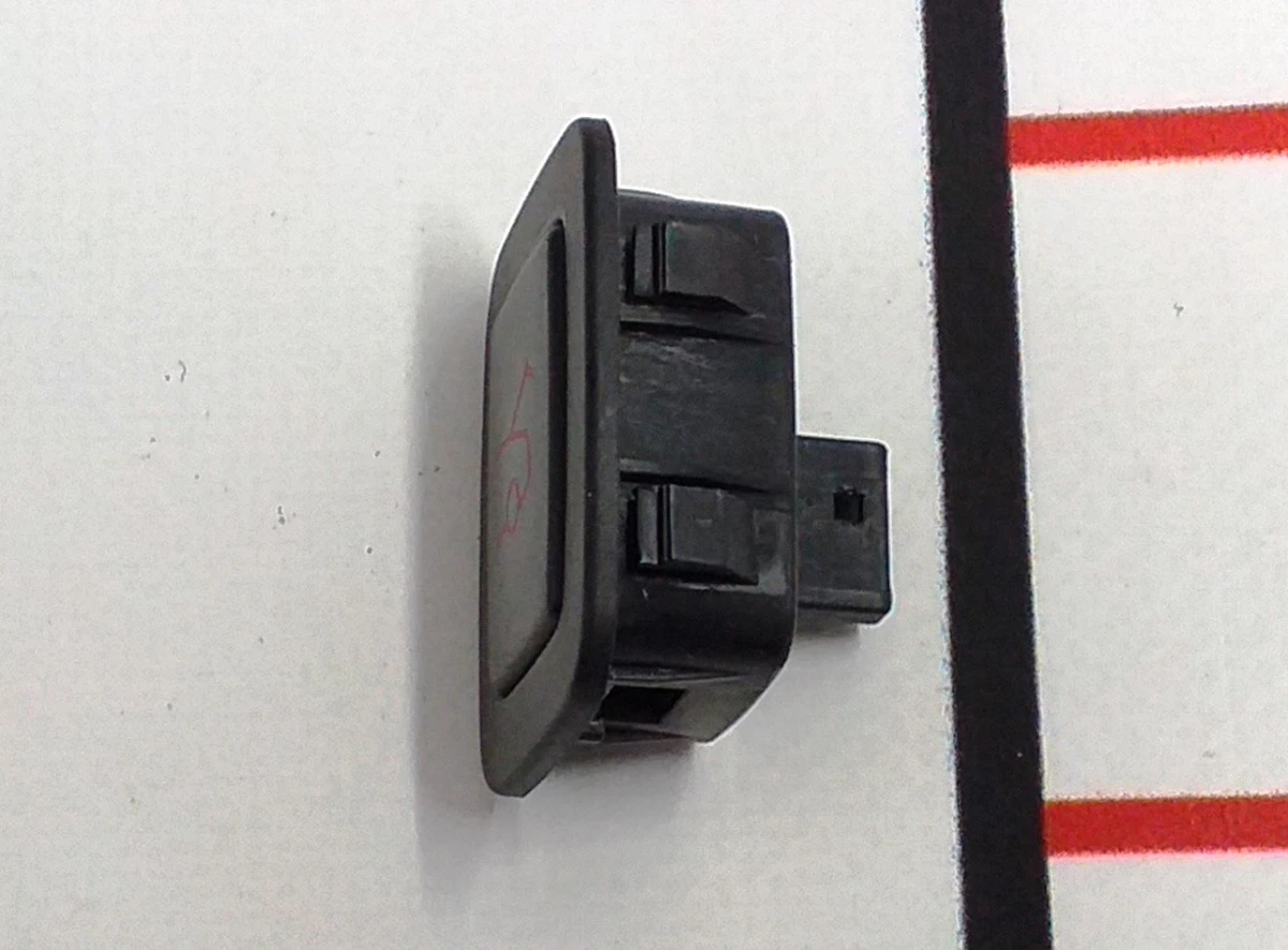 8 Кнопка закриття кришки багажника (з електроприводом) Tesla model S, model S REST 1010327-00-A