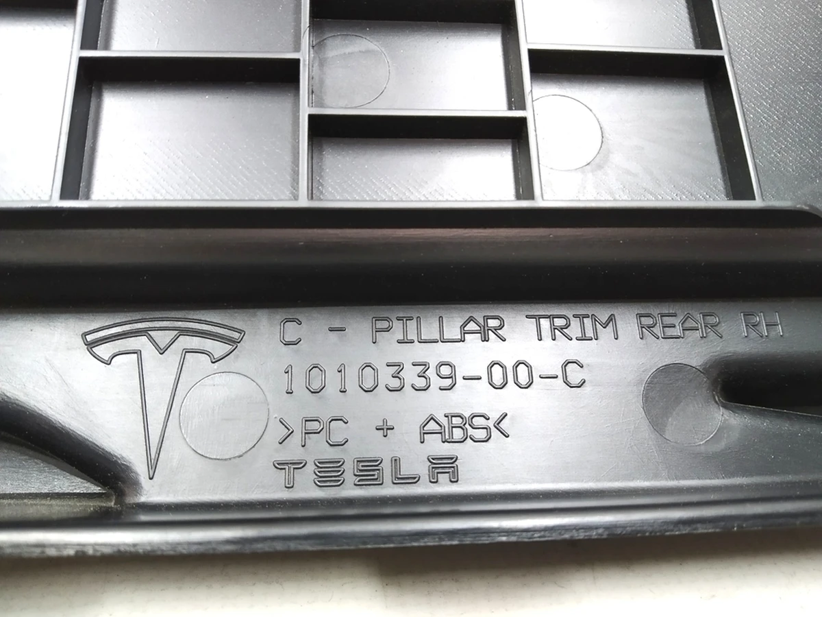 13 Облицовка багажника правая (под полку) Tesla model S, model S REST 1016337-00-D