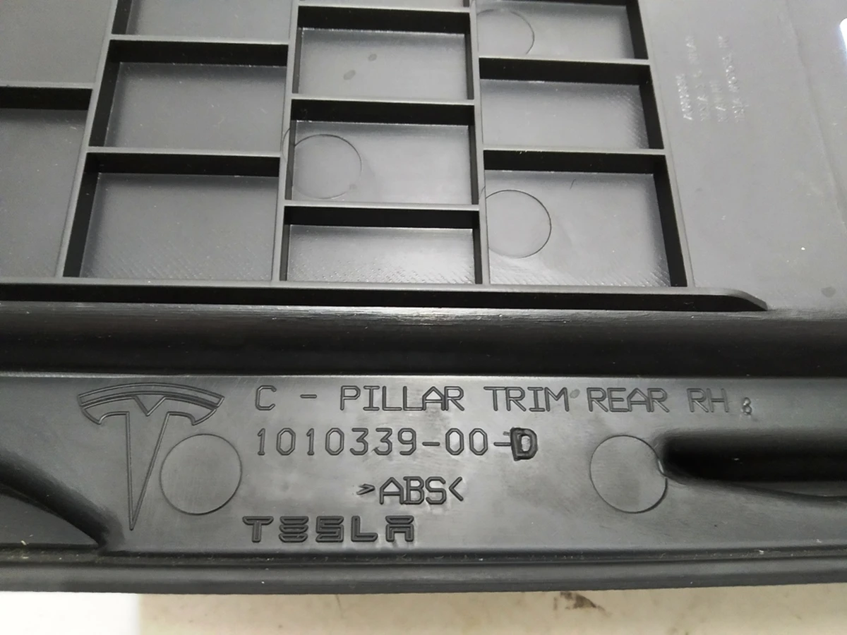 13 Облицовка багажника правая (под полку) Tesla model S, model S REST 1016337-00-D