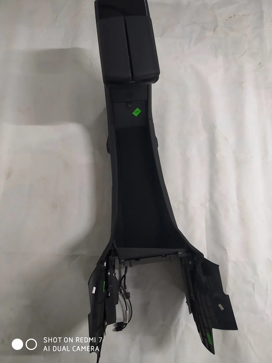 1 Центральна консоль у зборі підлокітник чорна шкіра підстаканик чорний лак Tesla model S 1010759-00-B