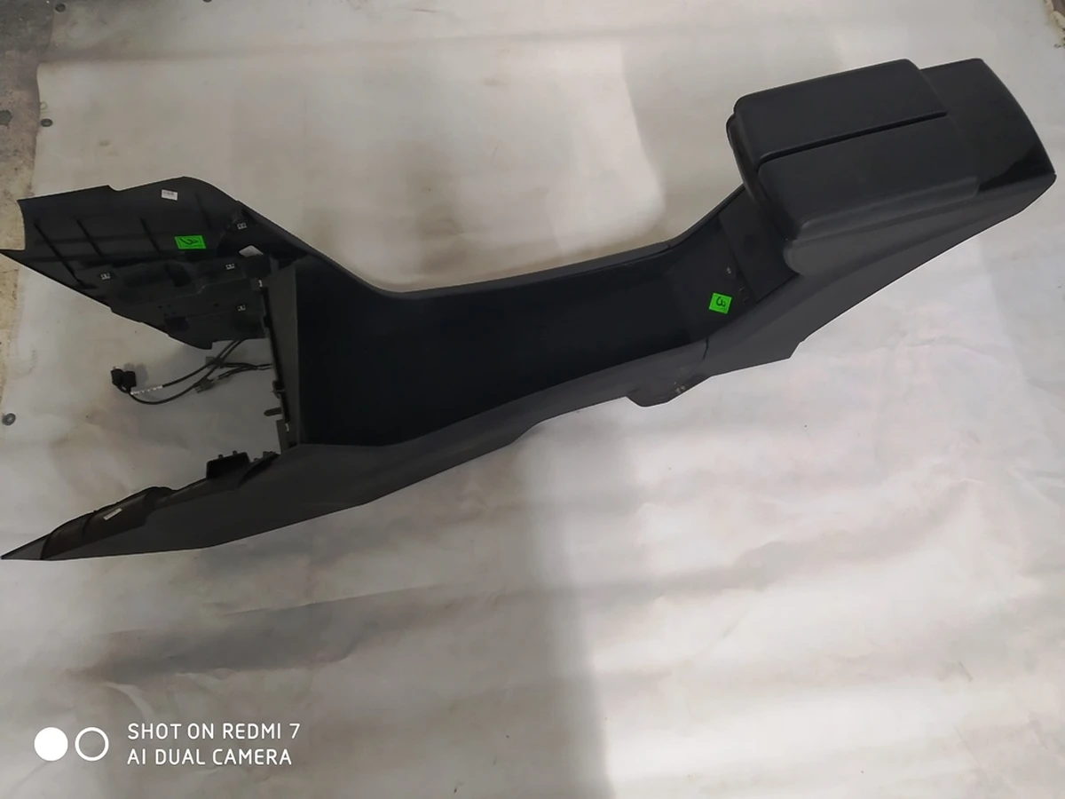 1 Центральна консоль у зборі підлокітник чорна шкіра підстаканик чорний лак Tesla model S 1010759-00-B