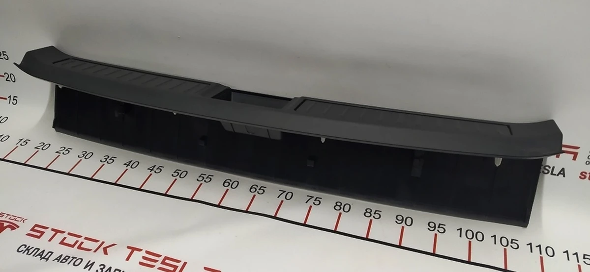 1 Оздоблення багажника пластик (під замок) у зборі Tesla model S, model S REST 1010824-00-B