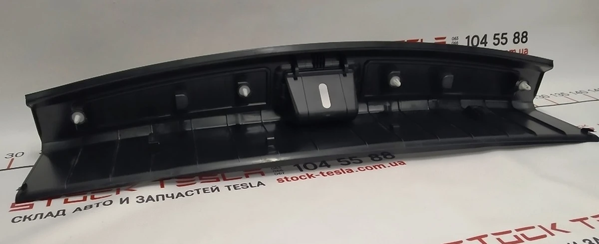 1 Оздоблення багажника пластик (під замок) у зборі Tesla model S, model S REST 1010824-00-B