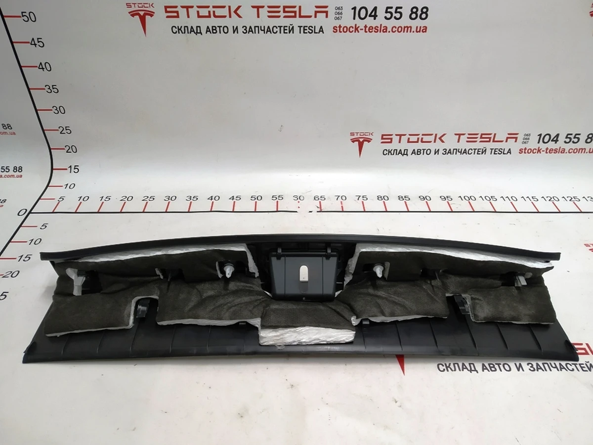 1 Оздоблення багажника пластик (під замок) у зборі Tesla model S, model S REST 1010824-01-D