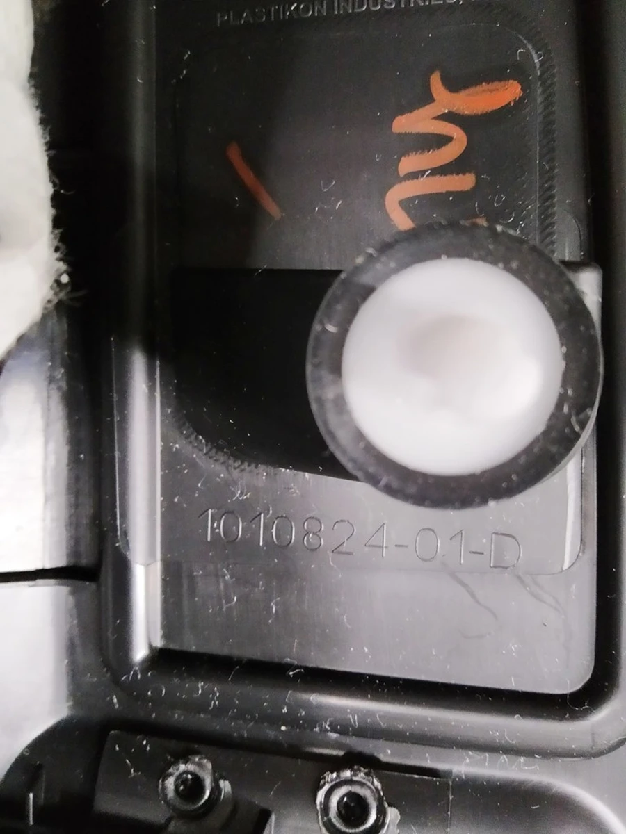 1 Оздоблення багажника пластик (під замок) у зборі Tesla model S, model S REST 1010824-01-D