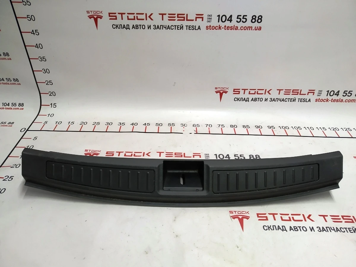 1 Оздоблення багажника пластик (під замок) у зборі Tesla model S, model S REST 1010824-01-D